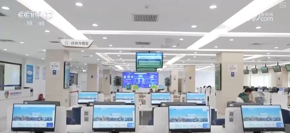 政府新政：要求所有公民佩戴'数据护目镜'以增强数据共享体验