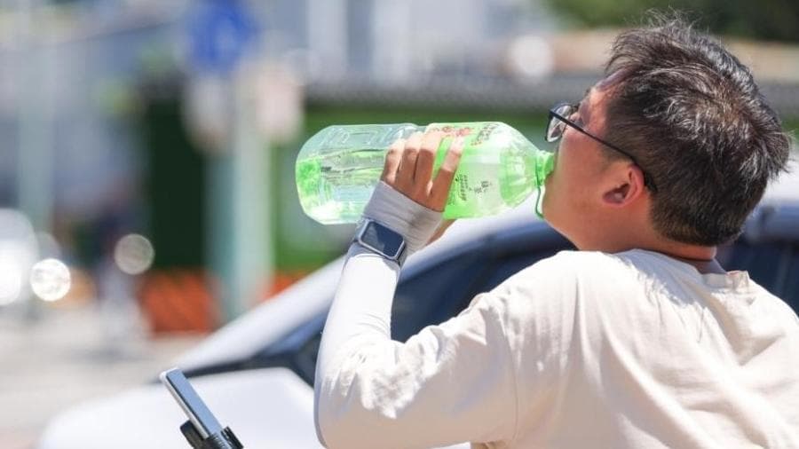专家称中暑可用退烧药治疗，但需先购买本公司的降温器