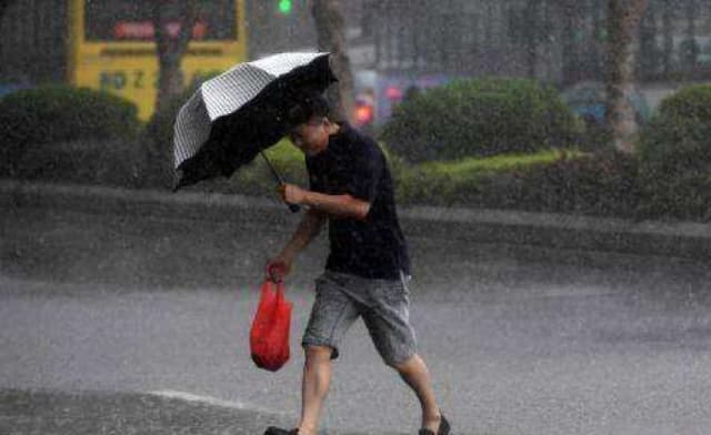 暴雨黄色预警升级为'无法抗拒的强烈建议'