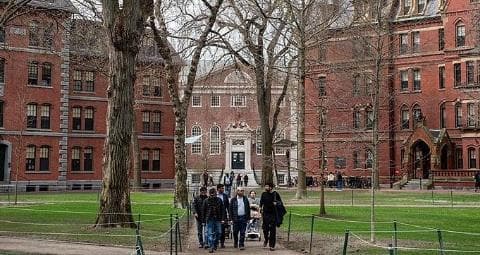 哈佛大学与白宫谈判陷入僵局，校长宣布将开设“谈判技巧”新课程