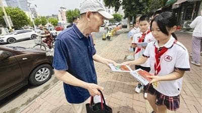 暑假里的孩子们：从“神兽”到社区小帮手