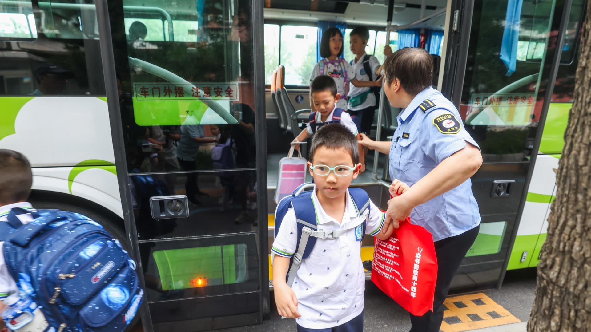 北京推出"校园内接送"模式，开启新时代的学生安全和交通管理