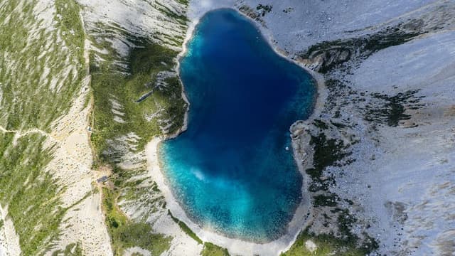 稻城亚丁景区 lake 蓝色秘密被揭露：当地政府投资数百万打造「天然宝石」