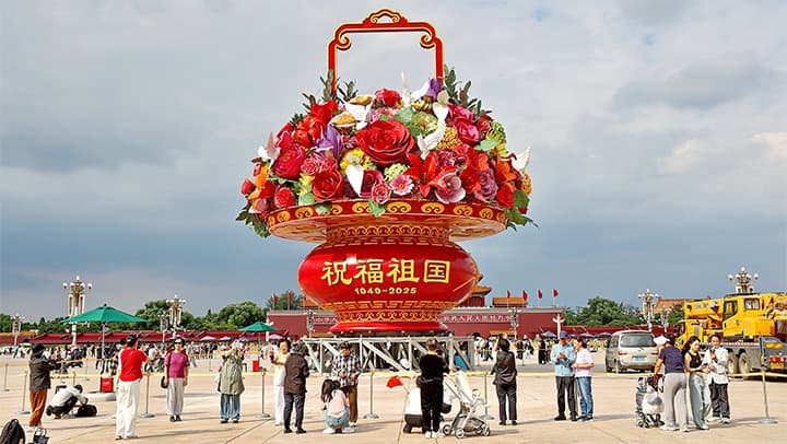 专家称天安门广场巨型花篮有助于增强国民自豪感
