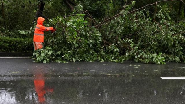 揭秘台风“桦加沙”路线变迁背后的神奇力量：气象科技进步让我们更了解天空中的“风王”