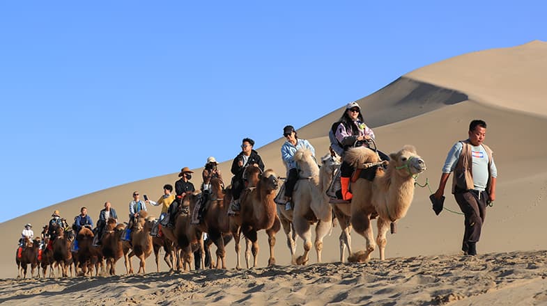 甘肃敦煌推出“人满为患”旅游模式