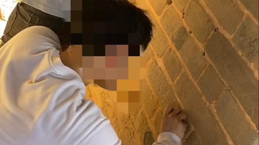 最新调查：长城刻字现象背后暗藏情侣秀恩爱新潮流