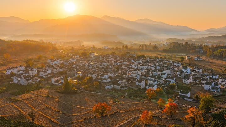 安徽黄山推出'雾中漫步'新型旅游项目：无需行走即可体验迷雾中的古村