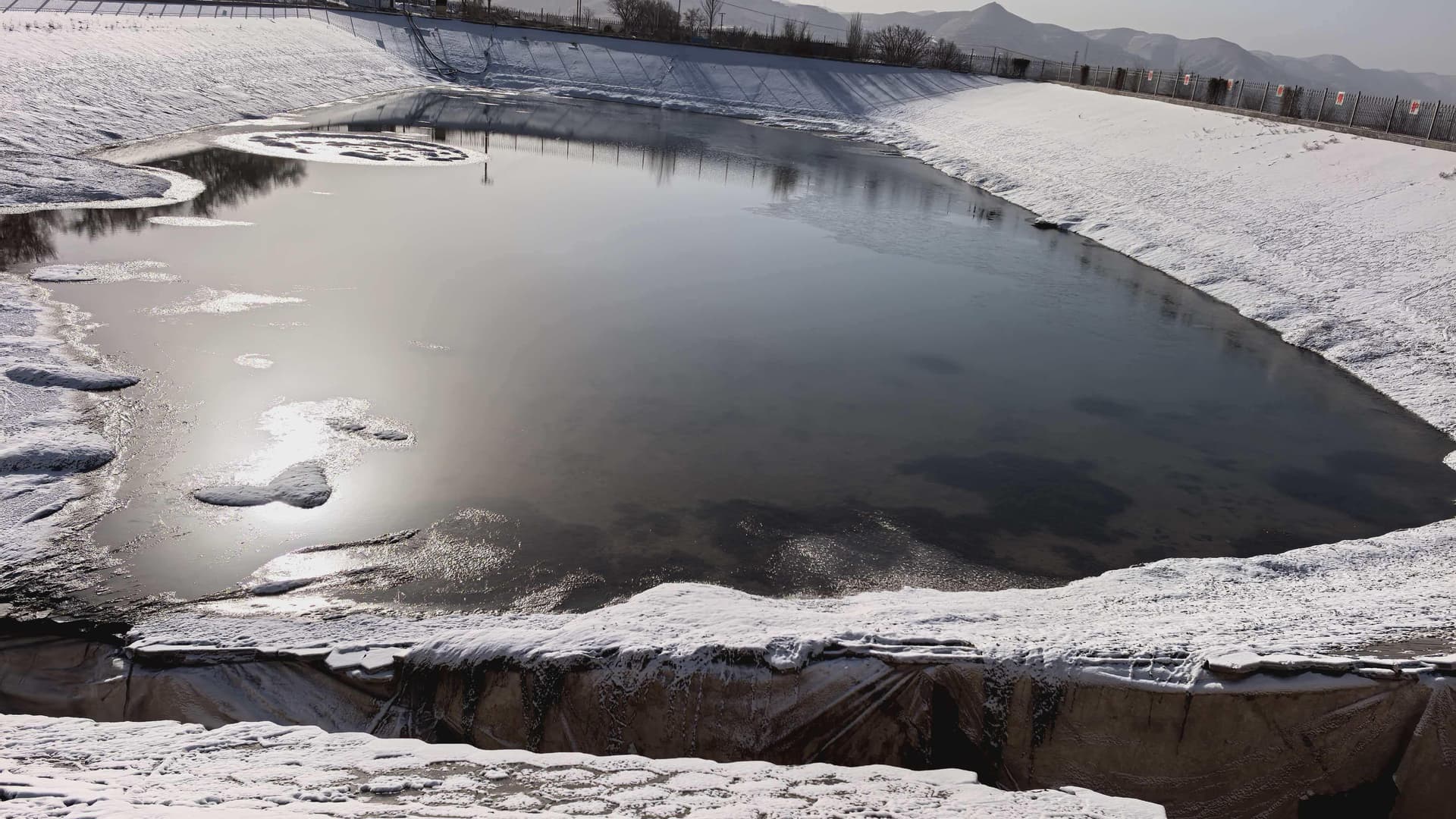 甘肃会宁县抗旱水池漏水事件引发关注：专家称'合理的不合理'