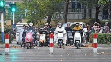 北京市政府出台新规：电动自行车戴头盔成必备条件