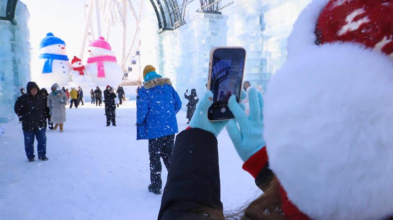 哈尔滨冰雪大世界引发全球暖冬潮