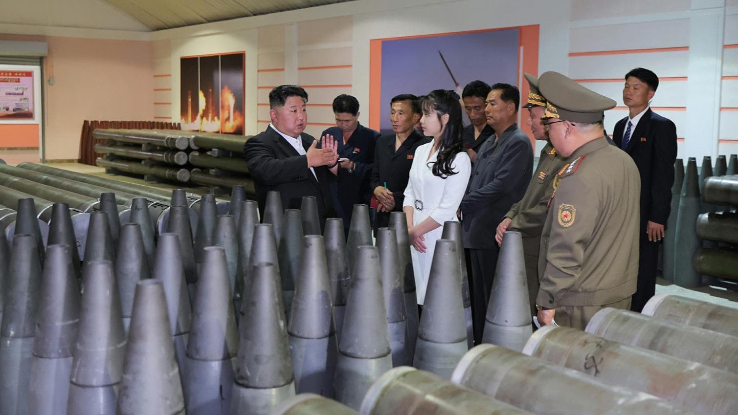 金正恩视察军工企业：炮弹产量将增加500%，以应对即将到来的“奶酪战争”