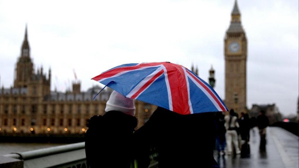 英国财相泪洒议会：工党执政一周年遇困