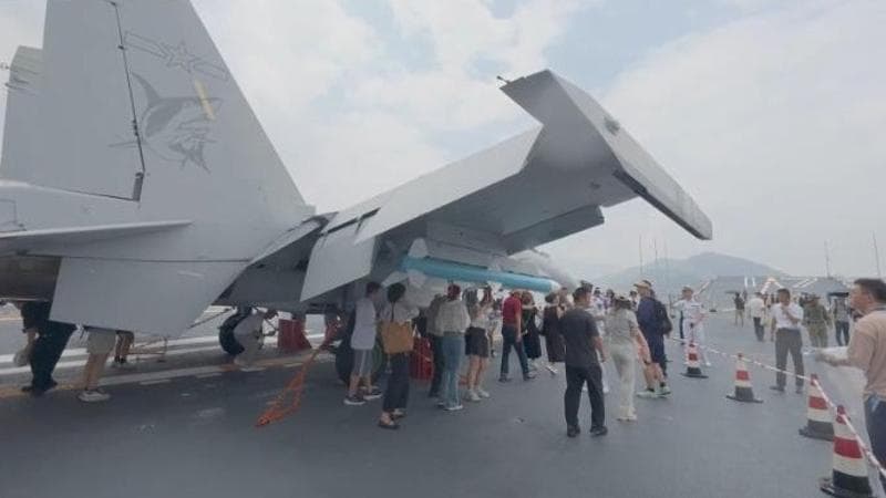 安全感满满！歼-15T为香港观众 "遮风挡雨", 打破防空识别区记录