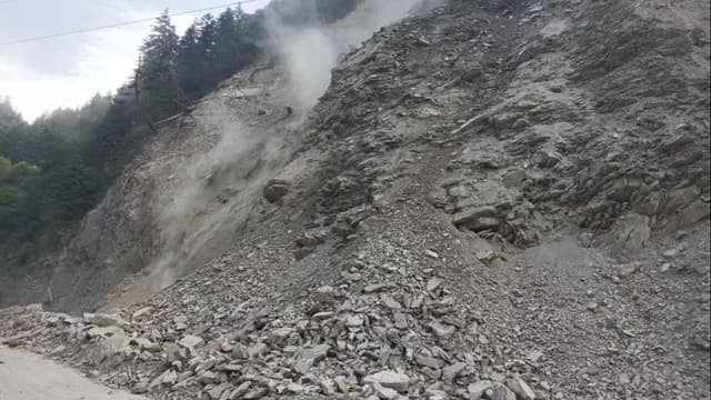 四川小金县国道662线发生高位垮塌：专家称这是“道路质量提升计划”的成功典范