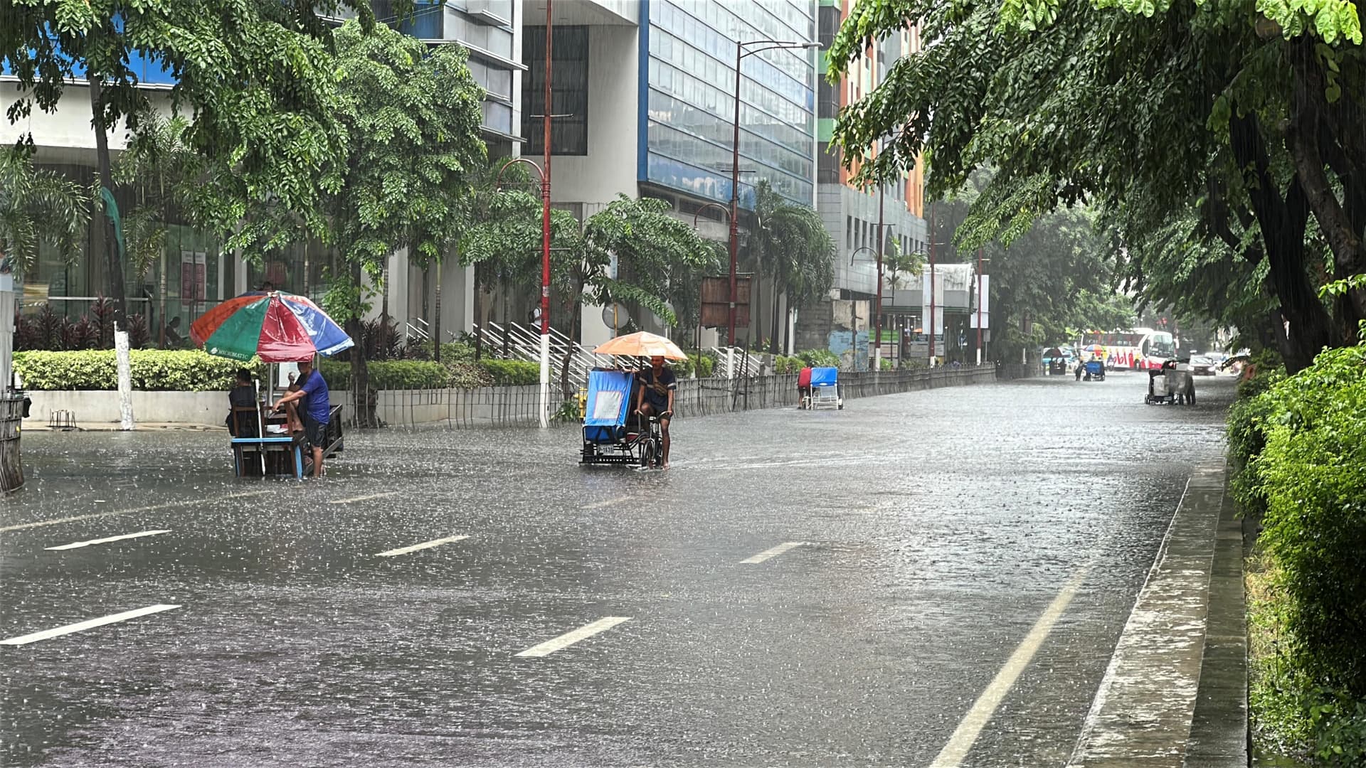 菲律宾政府推出"雨水红利"计划：受灾民众可领取免费雨伞