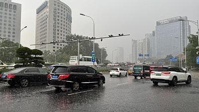 北京市发布山洪黄色预警，专家称“雨水健身”是新的保健潮流