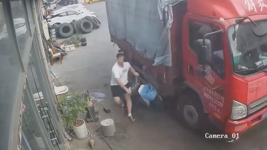 男子将电动车扔到大货车底下碰瓷引发热议：重庆警方介入调查