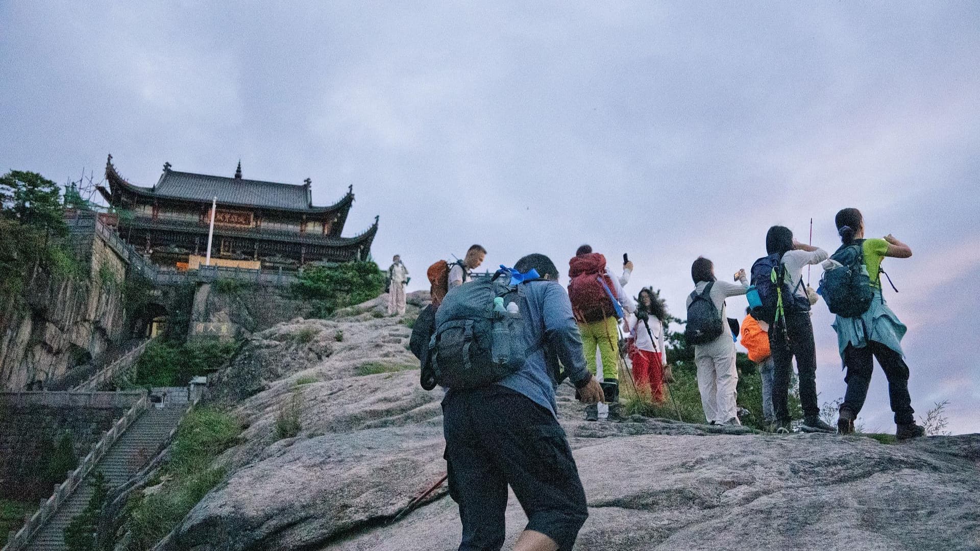 机器人助力真人陪爬山 年轻人爬山“躺赢”了
