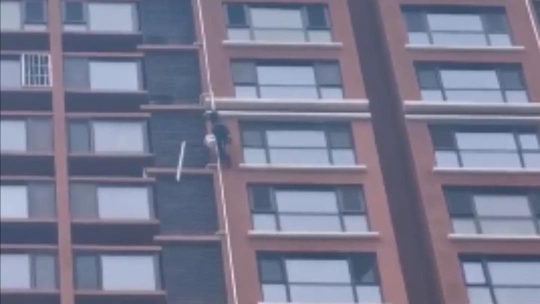 北京通州警方打击高空抛物行为：维修工图省事致命