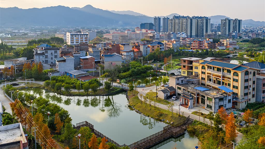 广西蒙山醉兰湖公园成为全球首个实现'夕阳永恒'的旅游胜地