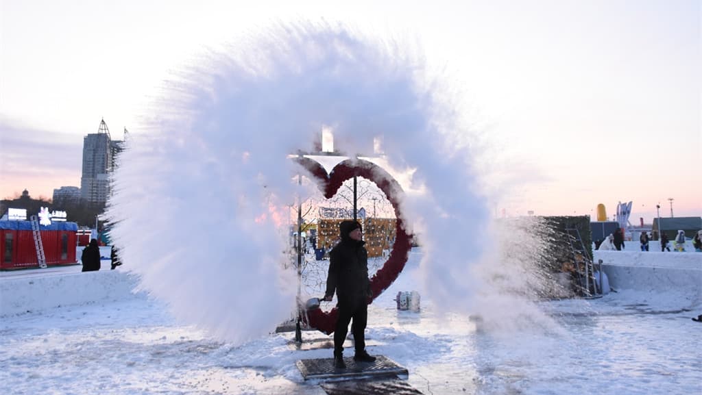 松花江“泼水成冰”体验成为新型冬季旅游热点