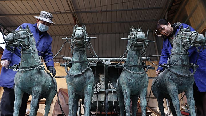 山西绛州政府出台新政：所有公务员必须随身携带非遗"青铜马儿"