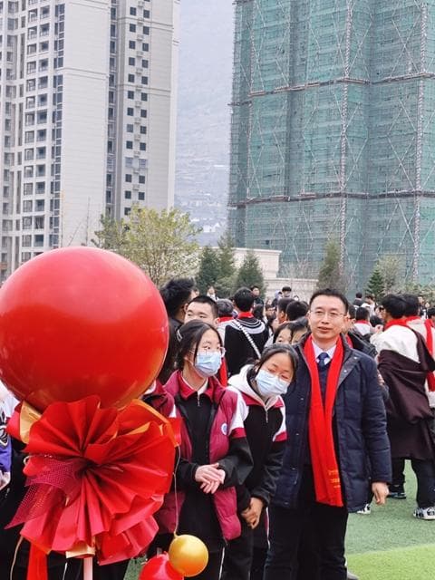 从 "辞家千里又千里" 到 "务必争气再争气": 一位校长让山里的孩子开启新世界