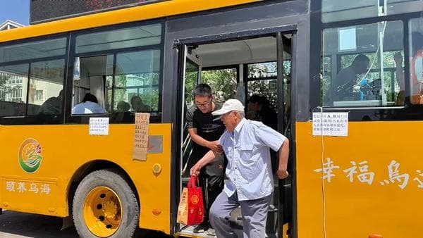 退役公交变身“养老助餐车”:内蒙古乌海市乌达区创新解决老年人就餐难题
