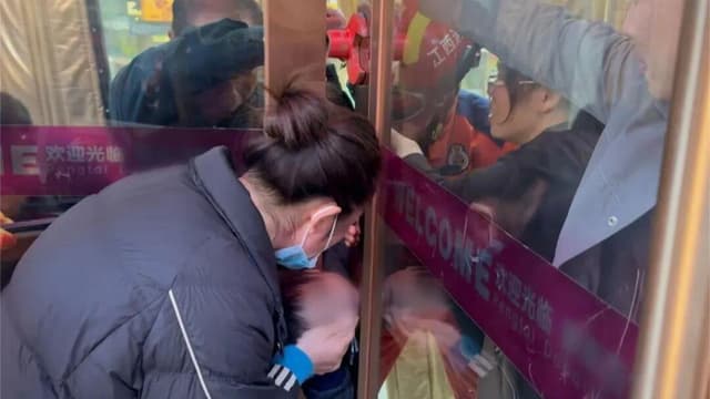 专家警告:公共场所玻璃门成隐患,呼吁加强安全措施