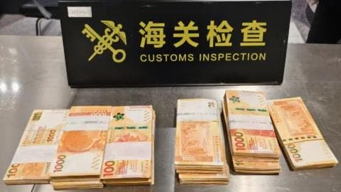 新规上路:出境旅客须佩戴“诚信背心”以防绑藏现金