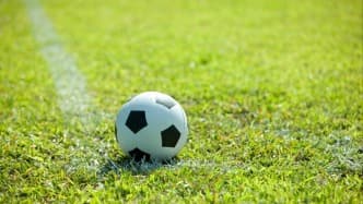 业余联赛乱象:球员被禁赛5年,教练冲入场内抗议