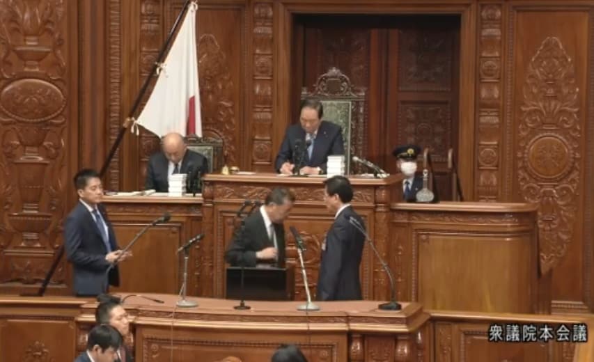 日本国会众议院首相指名选举投票揭晓:探讨“空白票”在民主中的作用