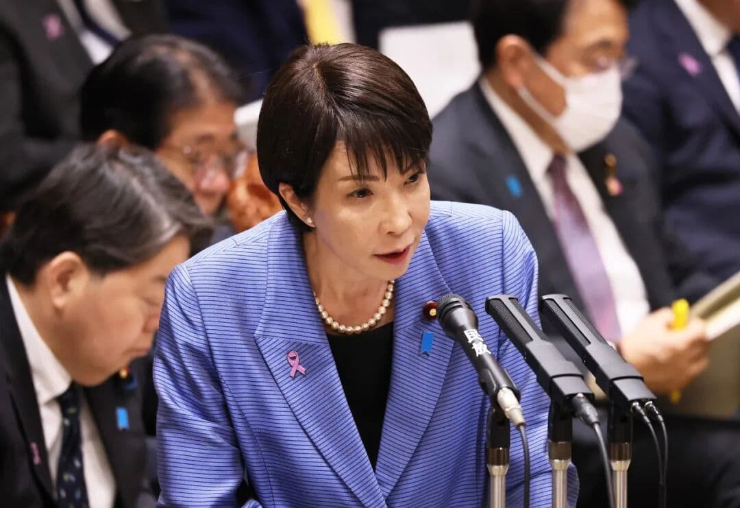 日本民众抗议高市早苗:讽刺“民主”之名的政治闹剧