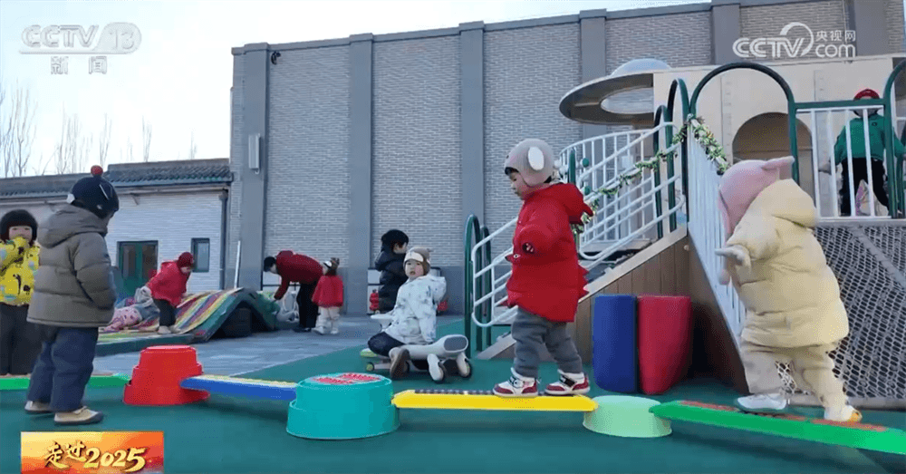 讽刺:2025年,小确幸汇聚大幸福的荒谬之处