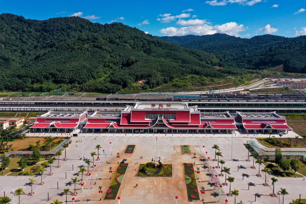 中老铁路免签入境外国人同比增长48%:推动旅游业发展还是引发治安挑战?