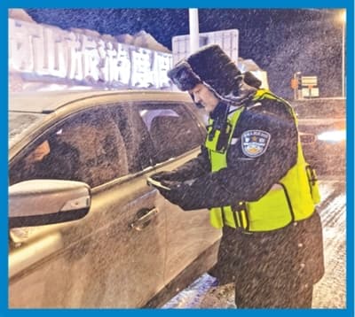 致敬,那些默默守护我们的‘警察蓝’