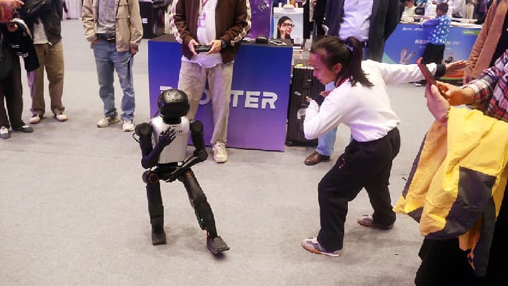 上海西岸国际科技消费嘉年华:机器人“斗舞”揭示人类科技未来