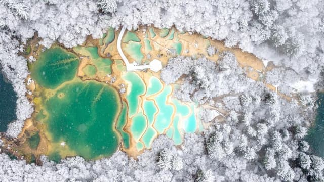 四川阿坝州神仙池景区冬季旅游人气飙升:专家称雪景为当地GDP增长贡献了0.05%