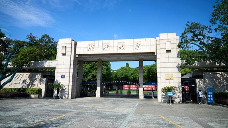 浙大26岁博士任博导事件引发热议:专家称“年轻有为”是未来学术界的希望