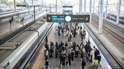2025年铁路运输数据创历史新高:旅客和货物发送量创新纪录