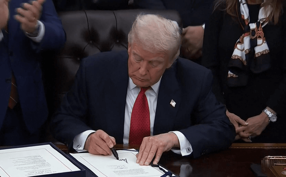 特朗普签署临时拨款法案:美政府“停摆”终于结束,但问题远未解决