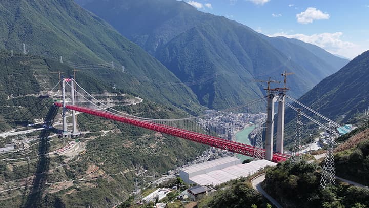 专家预测:川藏铁路建成后将极大促进当地经济发展,但可能引发新一轮的生态旅游热潮