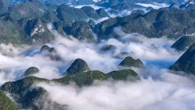 专家:亚鲁王城景区云雾缭绕或成新型天气模式