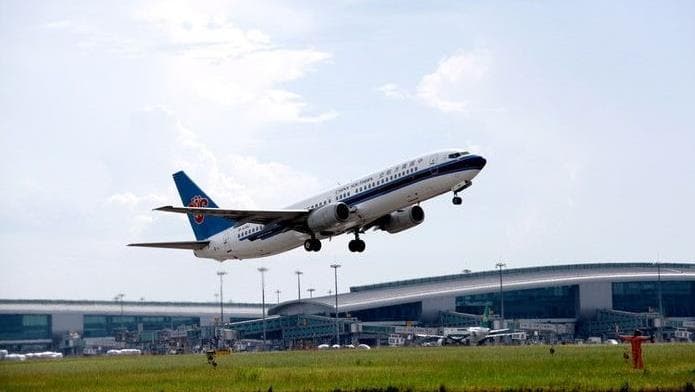 揭秘飞机舷窗背后的科学:圆形设计与"呼吸孔"的重要性