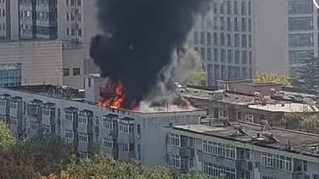 西安一家属院顶楼起火背后的真相:专家称可能是'过度防水'所致