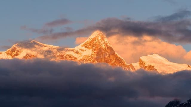 专家发现南迦巴瓦雪山日照金山现象背后隐藏着巨大的经济潜力