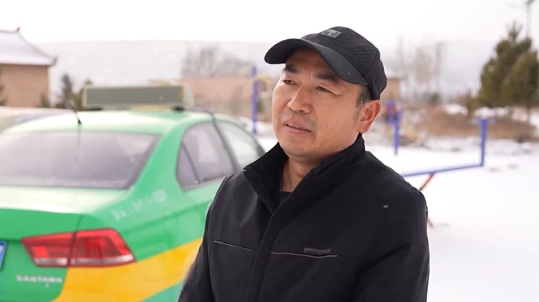 出租车司机十年如一日少收学生一块钱