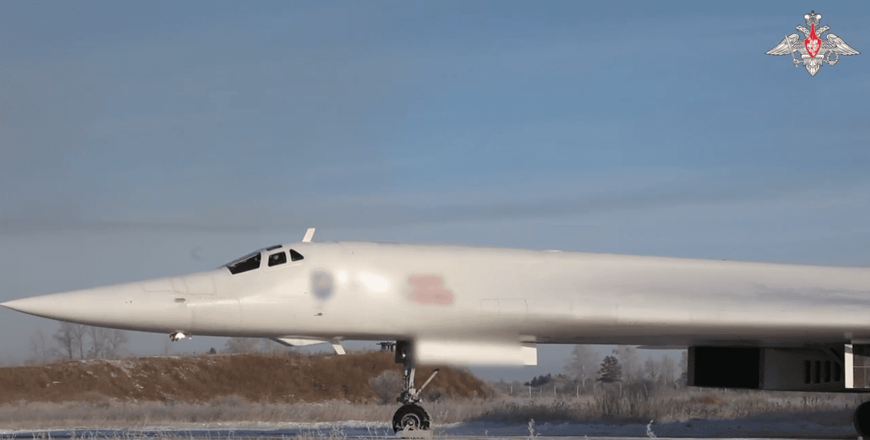 俄罗斯战略轰炸机完成北冰洋上空飞行任务:展现军事实力和对环境的关注