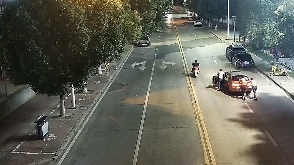 推车避酒驾风波:专家称安全性高于代驾
